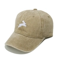 Dettaglio del cappello da baseball color kaki con ricamo di coniglio bianco - M (56-58cm) / Cachi