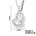Makro-Detail des silbernen Herzanhängers mit Maßen und Kristall-Handwerkskunst - Silber Weißer Herzstil (N01067-1)