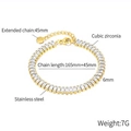 Dettaglio del bracciale tennis in acciaio dorato con catena di estensione da 45mm e zirconi - Bracciale da tennis in oro con etichetta rotonda