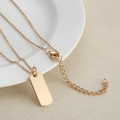 Collana minimalista in acciaio inossidabile dorato con ciondolo rettangolare su piatto bianco - 8*20MM / Oro