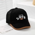 Dettaglio del cappello da baseball traspirante in mesh con ricamo Luck e bordo - 50cm / Nero