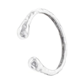 Makro-Detail der unregelmäßigen Hammerschlag-Textur auf dem silbernen offenen Ring - Gehämmertes Offenes Armband (VL528) / Silber