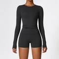 Ensemble de yoga brossé noir profond avec haut à manches longues et short de sport taille haute - S / Haut Et Bas / Noir Premium