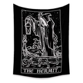 Detalle del tapiz de la carta del tarot El Ermitaño con arte lineal en blanco y negro - 73X95CM / El Ermitaño