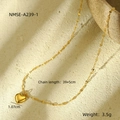 Vista macro de collar con colgante de corazón dorado con acabado de metal pulido - Cadena Fina de Micro Corazón de Oro (NMSN-A239-1)