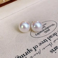Dettaglio macro di perle bianche con perni in argento S925 dorato su tessuto stile vintage - Orecchino a bottone con ago in argento (2#) / 14mm / Bianco