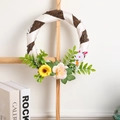 Osterkranz aus Rattan mit weißem Hasen, Sonnenblume und grünen Blättern auf Holz - Sonnenblume Weißer Hase Stil / Weiß