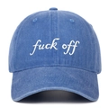 Détail de la broderie sur casquette en denim bleu délavé avec finition vintage - Rose bonbon