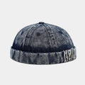 Dettaglio del cappello miki in denim lavato con frange distrutte e trama del tessuto - Blu scuro