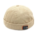 Primer plano de gorro docker de pana caqui con textura acanalada y etiqueta lateral - M (56-58cm) / Beige