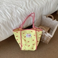 Borsa tote in tela a quadretti gialli con fiocco rosso e manici rosa su letto bianco - Giallo a Quadri Fiocco