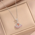 Elegante zilveren waaierketting met oranje steen en kristallen op een beige doos - Zilveren Waaievormige Ketting(477)