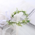 Ghirlanda floreale fata con fiori bianchi foglie verdi e ciondolo di smeraldo - Bianco con Ciondolo Verde