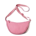 Borsa a tracolla a mezzaluna rosa in nylon con tracolla regolabile e chiusura a zip superiore - Fucsia