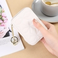 Mini trousse à maquillage blanche en cuir matelassé avec porte-clés doré et miroir intégré - Blanc
