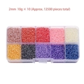 Dettaglio macro di perline di vetro macaron 2mm in 10 colori con organizer in plastica - 10 Griglie 2mm Serie Perlata