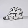 Détail de la casquette de baseball blanche avec texture en dentelle et motifs d'art graphique - Réglable / Blanc