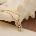 Vue détaillée du pendentif fille doré avec zircons sur une fine chaîne vénitienne - Mars Bleu Clair (Couleur Aigue-marine)