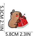 Vista dettagliata delle misure della toppa ricamata Capibara che mangia anguria 5,8x5,3cm - Mangiando anguria