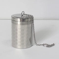 Makroaufnahme eines Teesiebs aus SUS304 Edelstahl mit Wabennetz und Metallkette - Mittlere Maschinelle Honigwaben-Ausführung