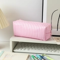 Dettaglio dell'astuccio trapuntato rosa in finta pelle su una scrivania ordinata - Grande Capacità / Rosa