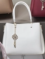 Borsa a mano bianca con motivo litchi, hardware dorato e ciondolo a quadrifoglio - Bianco