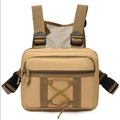 Borsa tattica da petto kaki in nylon con sistema MOLLE e spallacci regolabili su sfondo bianco - Cachi