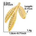 Vista macro dettagliata che mostra le dimensioni precise di 2,3 cm dell'orecchino a foglia - Ramo a tre foglie / Oro