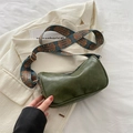 Grüne weiche Leder-Halbmondtasche mit breitem Ethno-Riemen und Metallbeschlägen - Grün