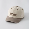 Dettaglio cappellino baseball in cotone retrò con ricamo 3D New York e visiera a contrasto - 48cm (6 Mesi-2 Anni) / Cachi (Beige/Caffè Scuro)