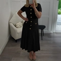 Elegante zwarte gebreide midi-jurk met korte mouwen, gouden knopen en een getailleerde pasvorm - S / Zwart