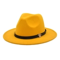Κοντινό πλάνο κίτρινου μάλλινου καπέλου fedora με μαύρη κορδέλα και χρυσό M - M (56-58cm) / Κίτρινο