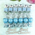 Weihnachtsdeko-Set mit blau-silbernen Ornamenten auf weißem Kunstfell-Hintergrund - 32er Set / See-Blau und Silber