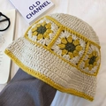 Detalle de gorro de ganchillo hecho a mano con motivo de girasol amarillo - Beige
