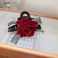Molla per capelli con rosa di velluto rosso, fiocco in pizzo nero e strass luminosi - Rosso Scuro (Pinza per Capelli in Velluto con Rosa e Pizzo)