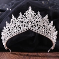 Dettaglio macro della tiara nuziale di lusso con cristalli e design floreale traforato - Argento Spesso Strass Bianchi
