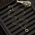 Collana in oro 18k con ciondolo a cerchio in numeri romani e conchiglia nera - Collana Doppia Faccia 8903 / Oro