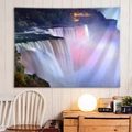 Dettaglio macro dell'arazzo in poliestere con scena notturna di cascata multicolore - 150x130cm / Vista notturna cascata viola