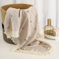 Detail einer beige Mull-Babydecke mit Sternen-Mond-Druck und feiner Fransenverzierung - 100*120 cm / Khaki Mond