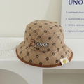 Dettaglio del cappello pescatore in velluto a coste con ricamo orso e goffratura N - Cappello alla Pescatora con Orso e Cuore / Cachi
