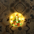 Dettaglio di luci LED natalizie a ventosa bianco caldo con babbo natale e alberi - Albero di Natale