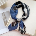 Carré de soie à motif zèbre bleu, noir et blanc avec une texture douce et élégante - Patchwork Zèbre Bleu