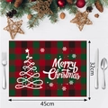 Detalle de mantel individual navideño de lino con árbol y texto de Merry Christmas - Estilo 2