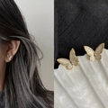 Orecchini a farfalla dorati con intarsio in madreperla bianca per un look minimalista - Farfalla Dorata Madreperla Bianca (0099)