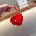 Detalle del bolso jelly rojo con forma de corazón, acabado brillante y cadena dorada - Rojo / 14-5-11cm