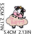 Dettaglio della toppa ricamata mucca cartone animato con cappello di paglia e nuvola rosa - Mucca Felice con Cappello di Paglia (N. 9)