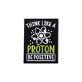 Spilla in smalto con testo Proton Be Positive e simbolo atomico per fan della scienza - Stile Protone Positivo (QHXZ1560)