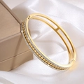 Dettaglio del bracciale a onde in acciaio dorato con cristalli lucenti su seta bianca - Bracciale con strass a doppia fila in oro