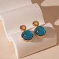 Détail de boucles d'oreilles vintage en résine ronde avec pierre bleu foncé et or - Aiguille en acier - Pendants d'oreilles ronds bleus