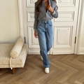 Jeans a zampa retrò a vita alta azzurri con una giacca corta grigia con zip frontale - S / Blu